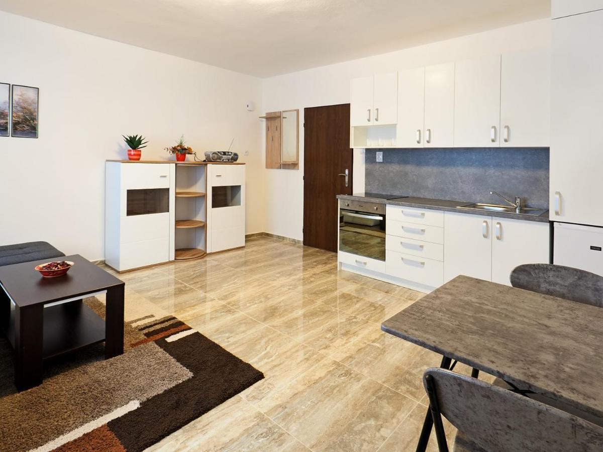 Apartmán Penzion Kendy Mistrin Exteriér fotografie